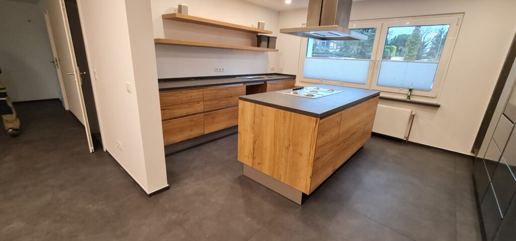 Moderne Küche mit hochwertig verlegten Bodenfliesen in Düsseldorf