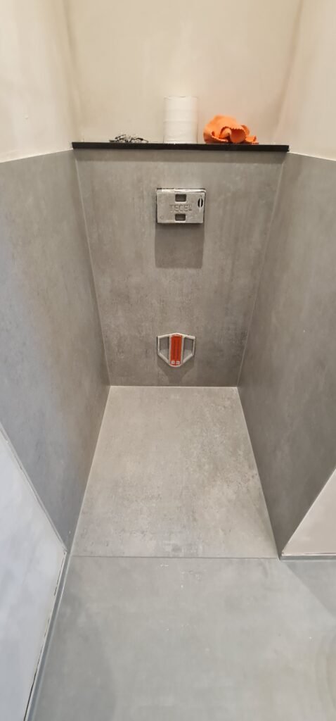 Modernes Badezimmer mit großformatigen Fliesen in Düsseldorf