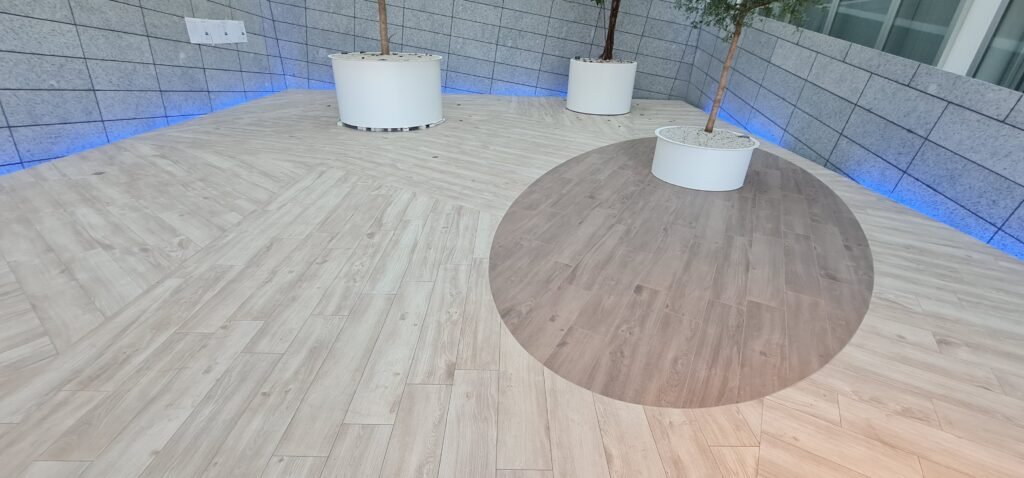 Präzise Bodenverlegung mit modernen Fliesen und individuellen Details