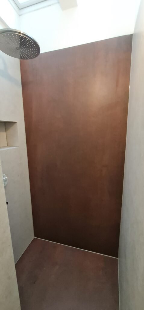Detailarbeit mit großformatigen Wandfliesen im Badezimmer