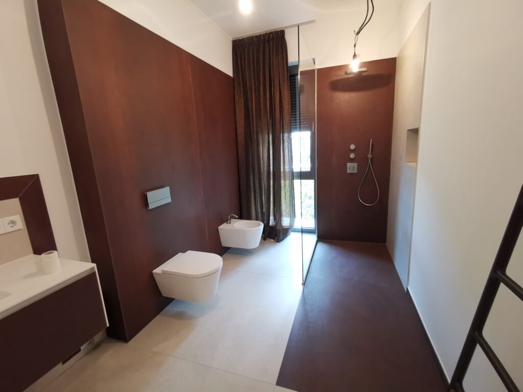 Modernes Badezimmer mit großformatigen Wand- und Bodenfliesen in Düsseldorf