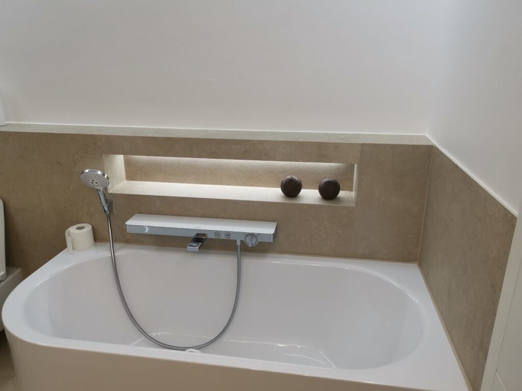 Hochwertige Wand- und Bodenfliesen mit sauberer Fugenarbeit